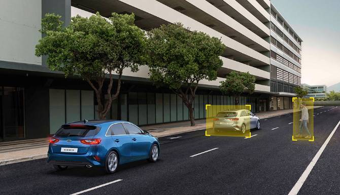 Forward Collision-Avoidance Assist (FCA) - City/Pedestrian https://www.clarksofkidderminster.co.uk/assets/media/kia-ceed-fca-960x720_aem_01_01.jpg