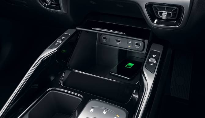 https://www.clarksofkidderminster.co.uk/assets/media/kia_sorento_my21_rhd_wireless_phone_charger_960x720_02.jpg