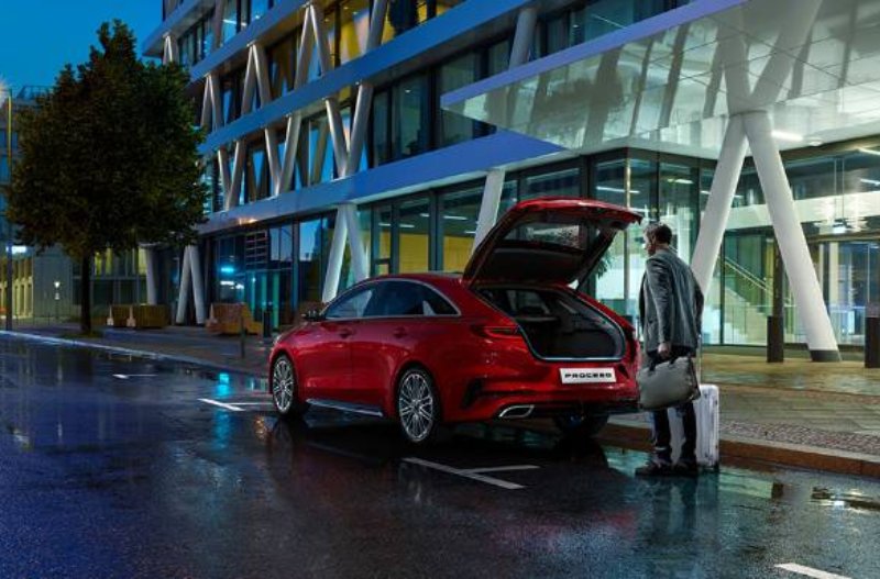 Smart Power Tailgate https://www.clarksofkidderminster.co.uk/assets/media/personusingthebootofthekiaproceed.jpeg
